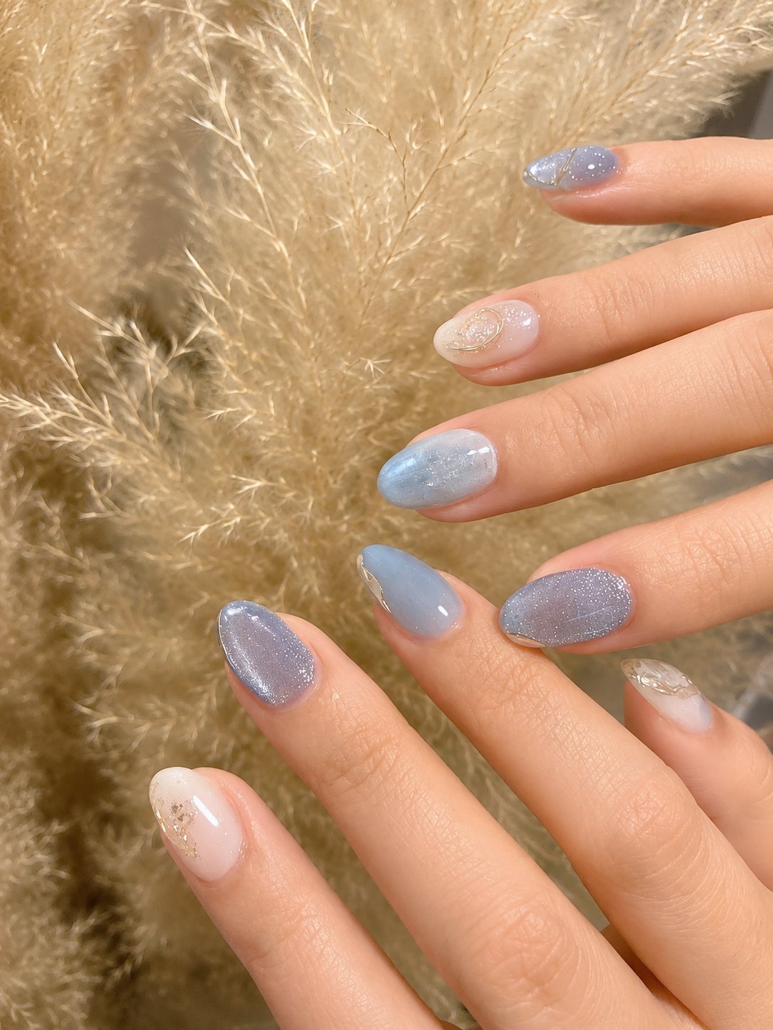 Sheer blue cat-eye gel nails at beeu.